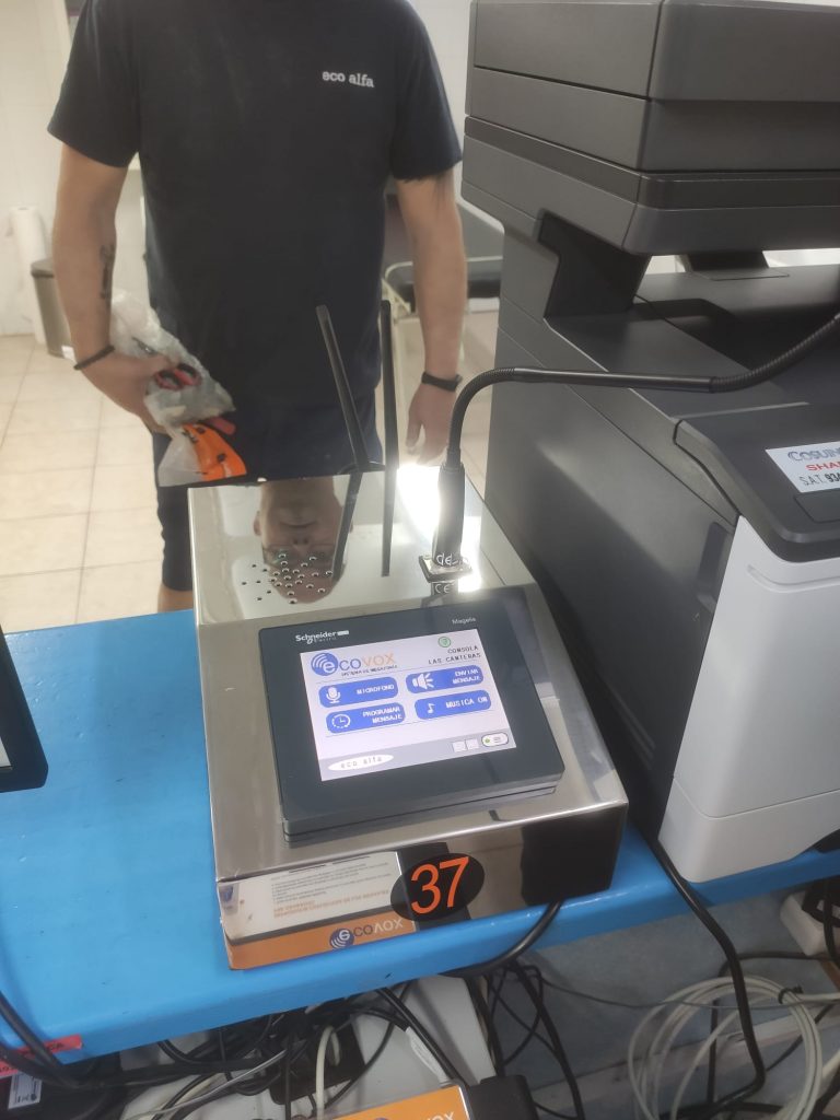 Consola central de megafonía inteligente instalada por Eco Alfa Telecom en la Playa de Las Canteras.